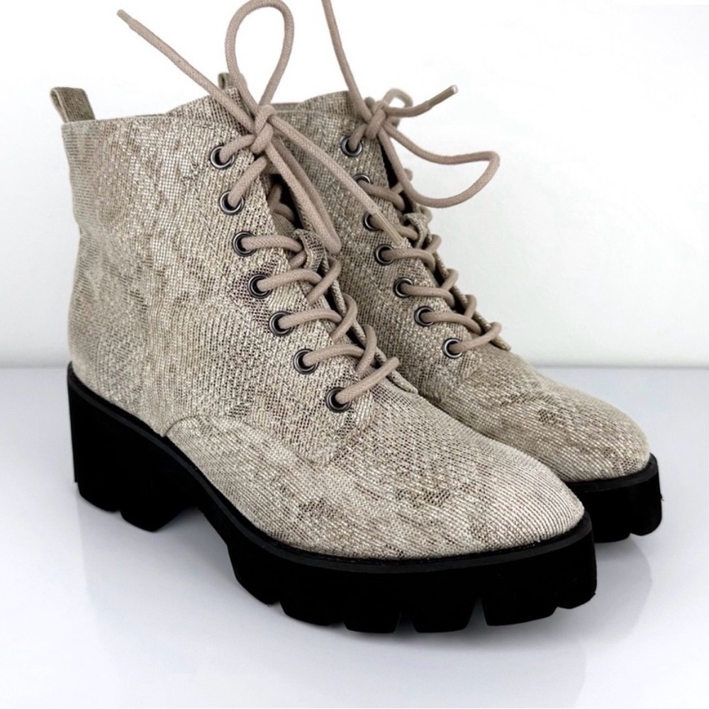 BC Footwear | Snakeskin Tan Lace Up | 8.5 | Very Good Cond